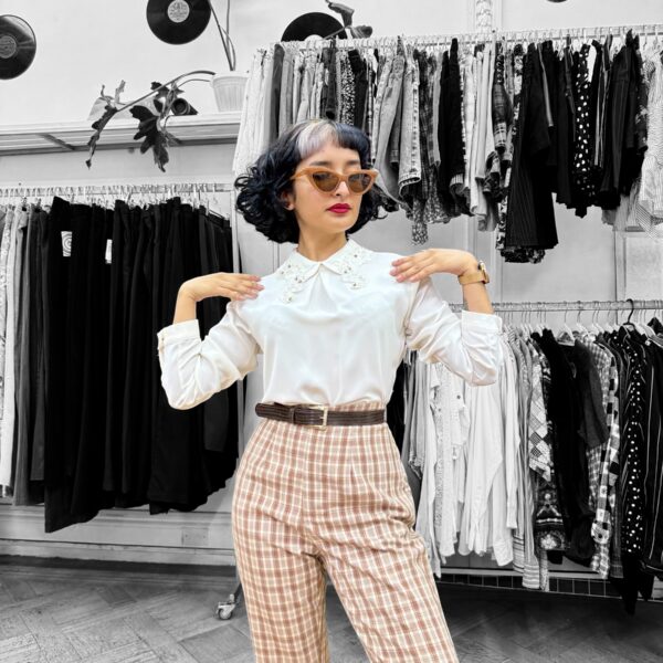 Blusa blanca cuello bordado