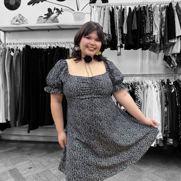 vestido negro flores