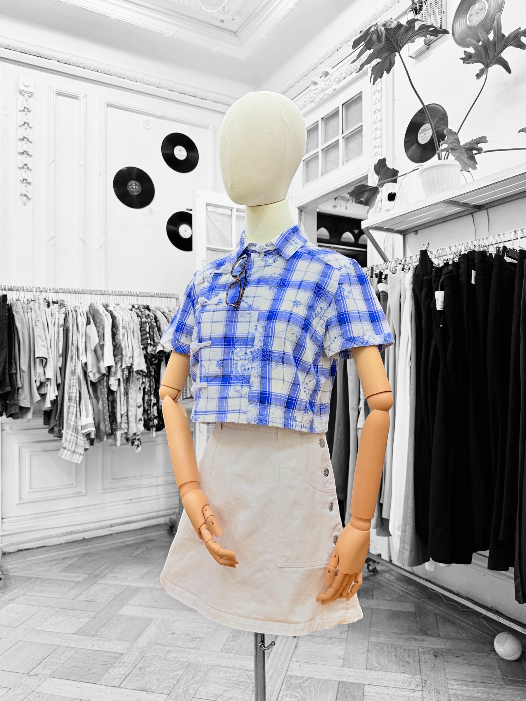 Blusa upcycling cuadrillé celeste · Pieza única