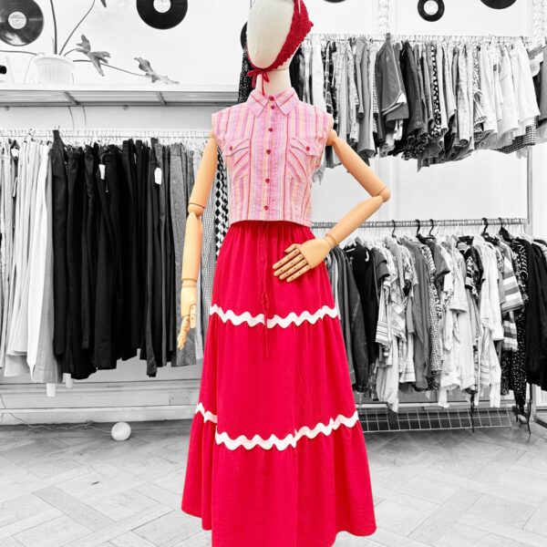 Falda roja con vuelo y detalle ondulado