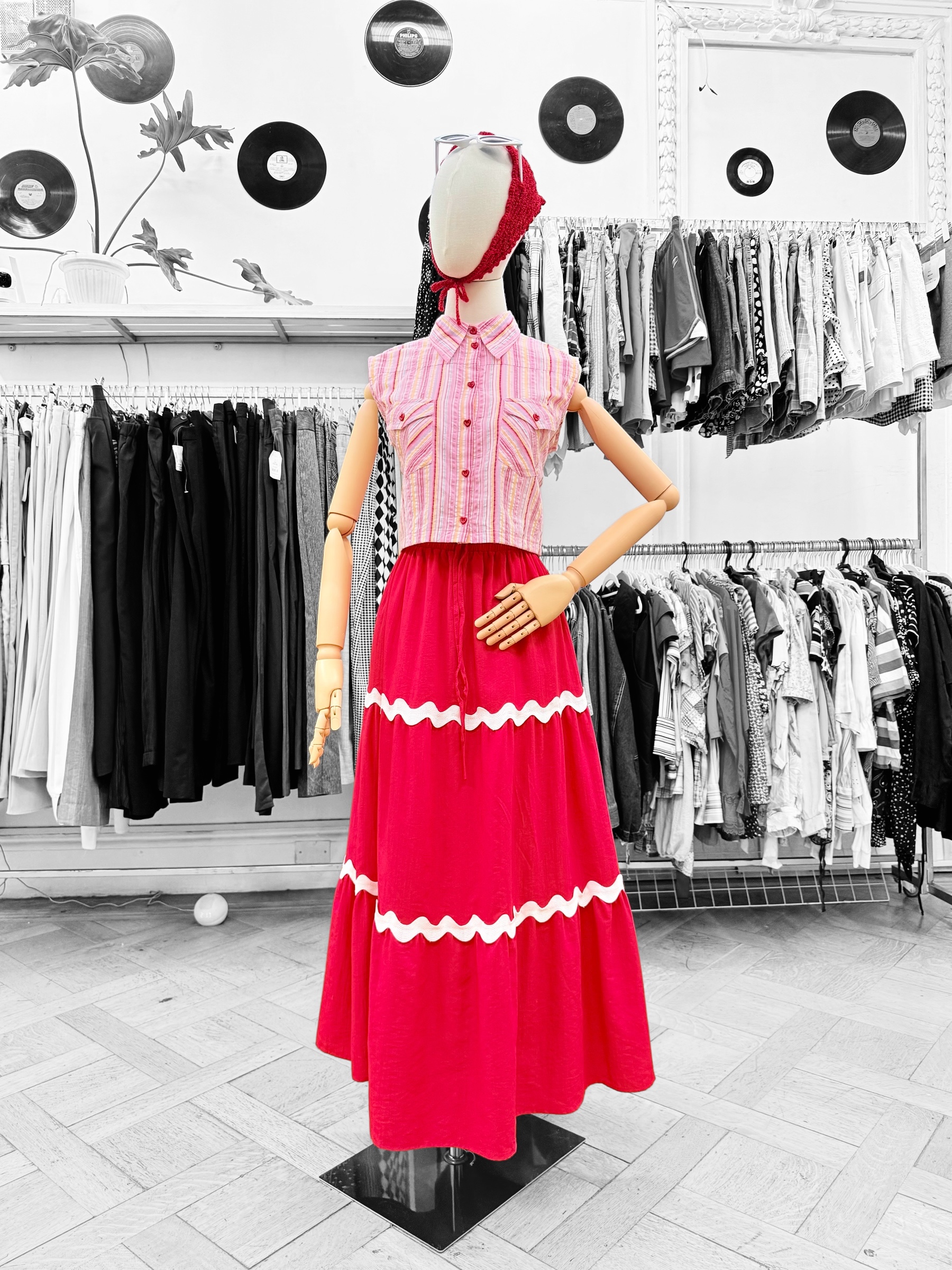 Falda roja con vuelo y detalle ondulado