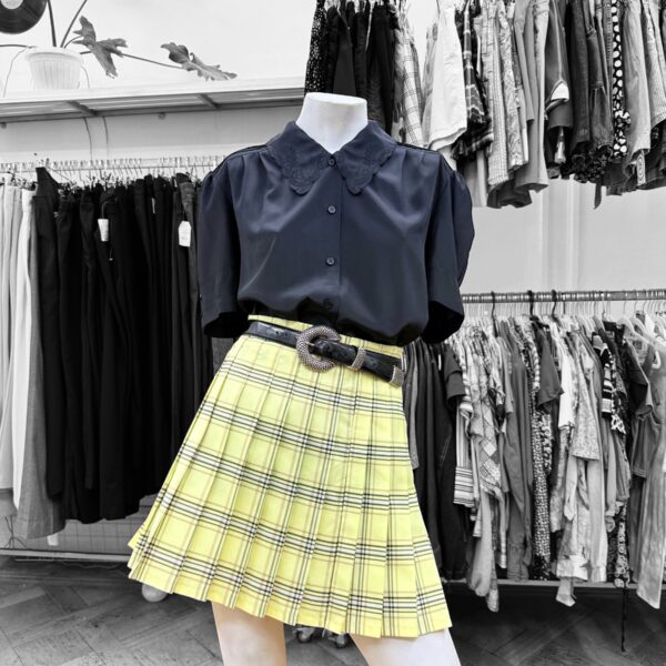 Blusa negra vintage con cuello bordado