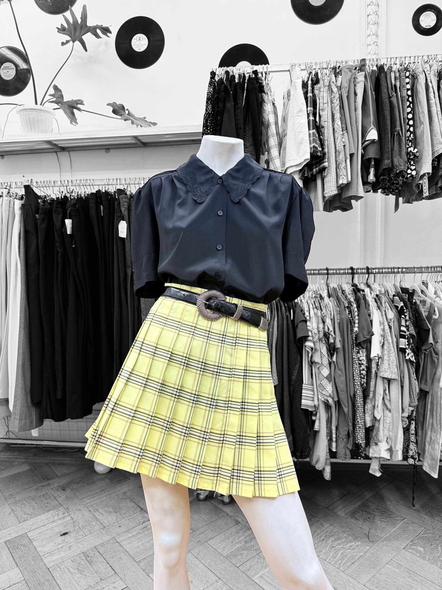 Blusa negra vintage con cuello bordado