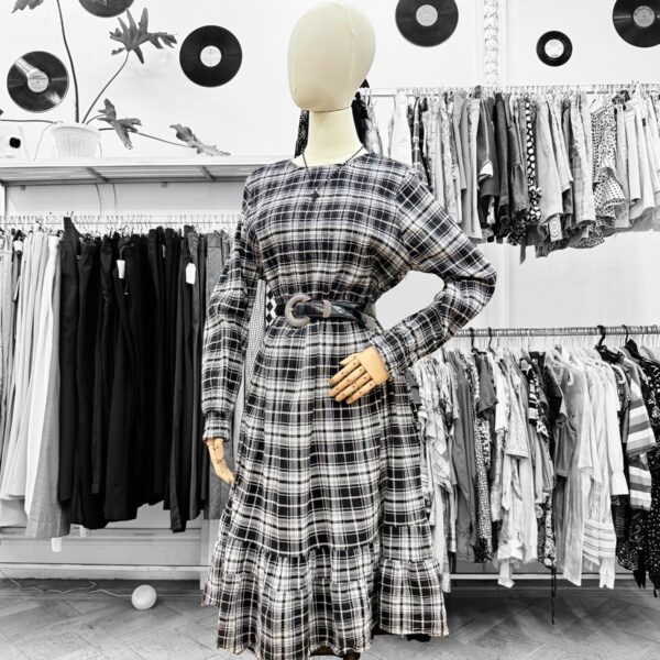 Vestido midi moderno cuadros blanco y negro