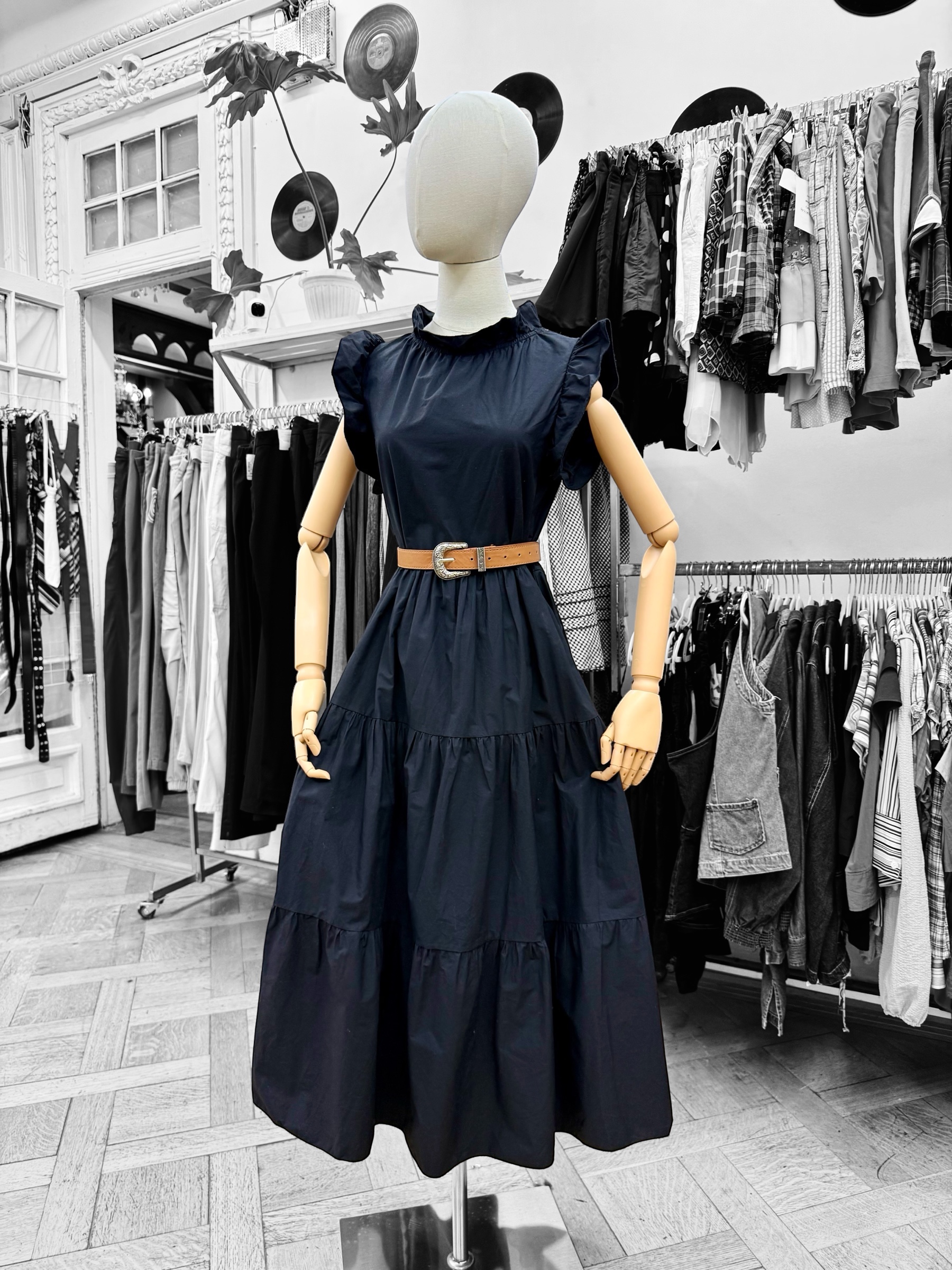 Vestido negro midi · Segunda mano