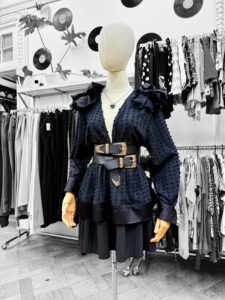 Blusa negra con textura y vuelos en hombros