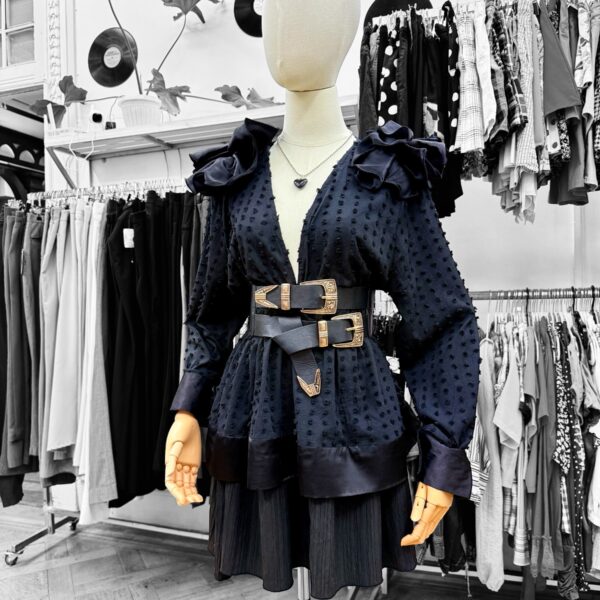 Blusa negra con textura y vuelos en hombros