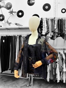 Blusa negra transparente con bordados