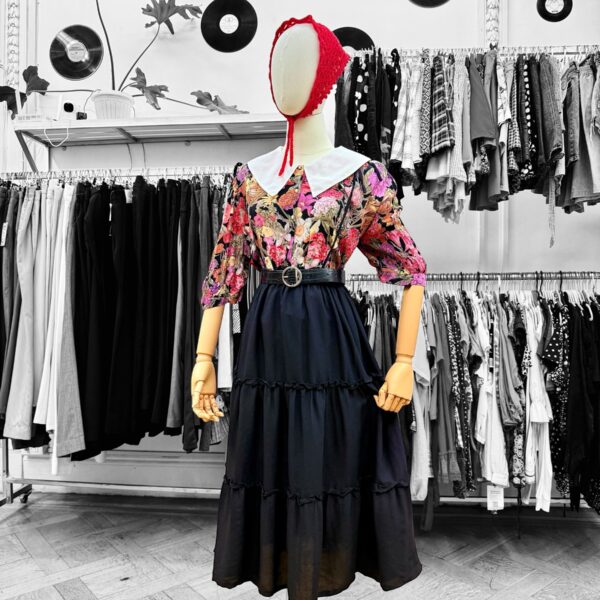 Blusa vintage floral con cuello blanco