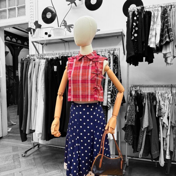 Falda azul con lunares blancos