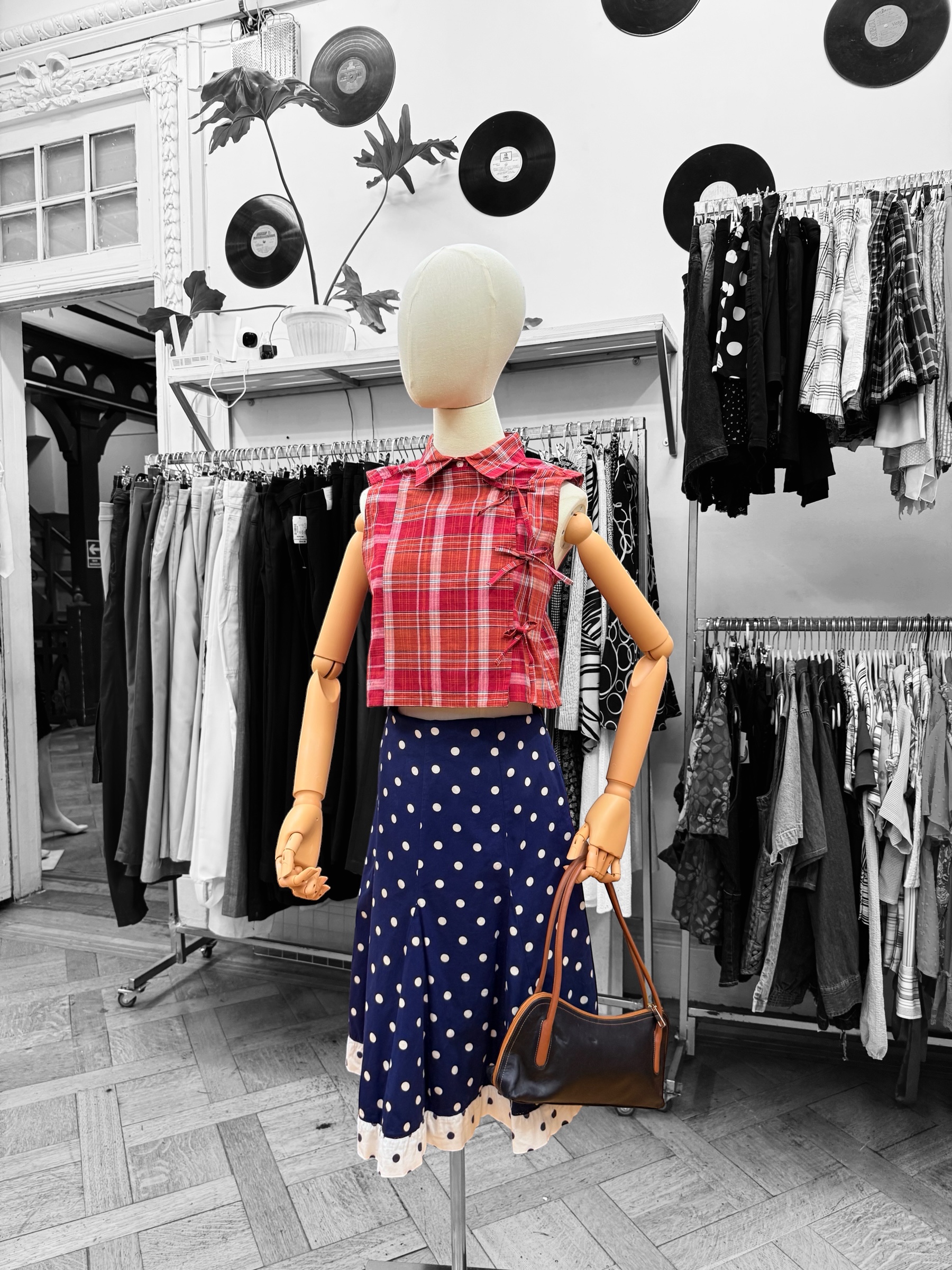 Falda azul con lunares blancos