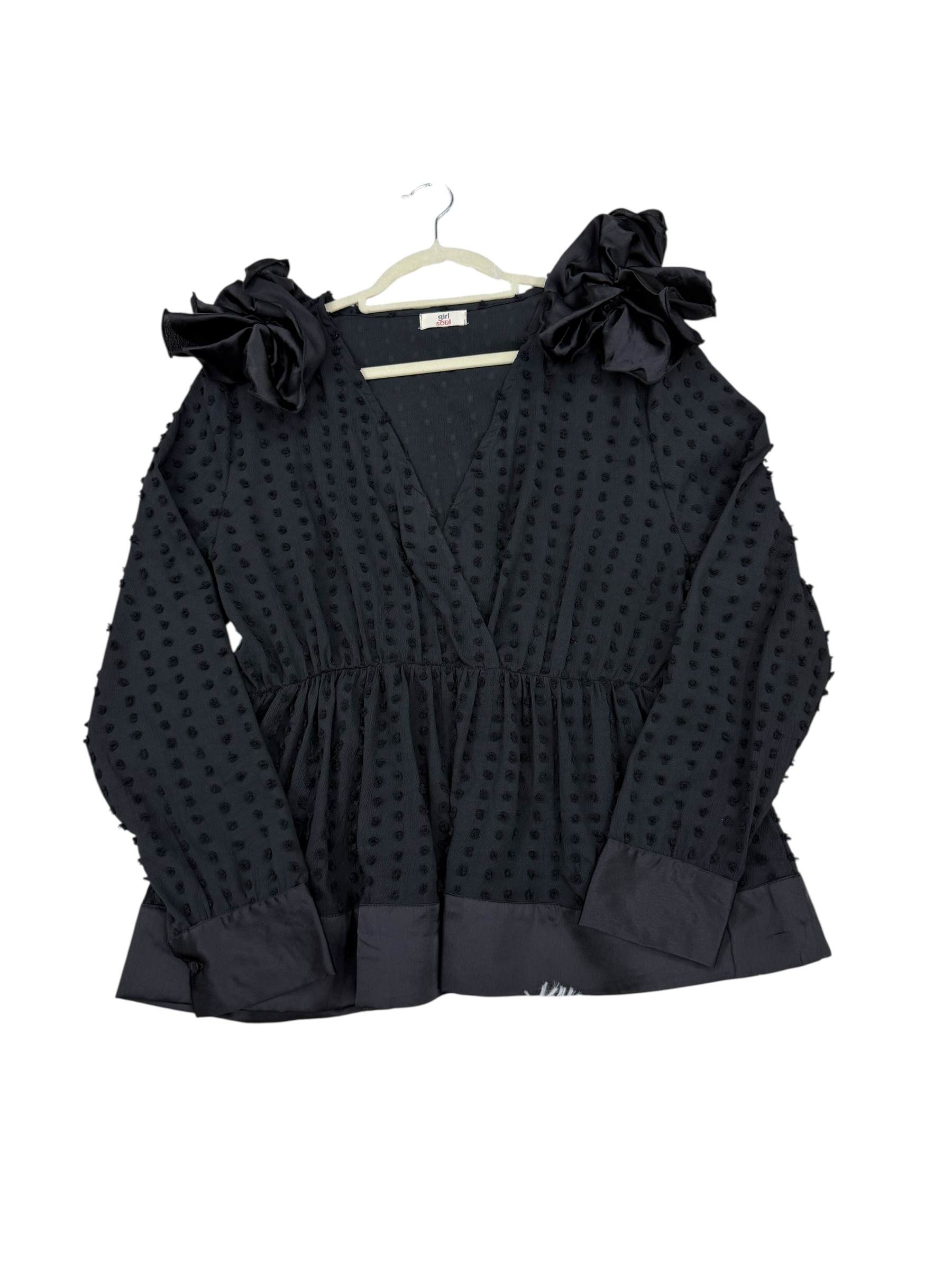 Blusa negra con textura y vuelos en hombros - Imagen 2