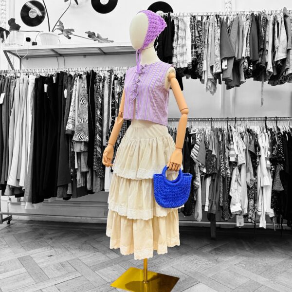 Falda midi color beige con vuelos