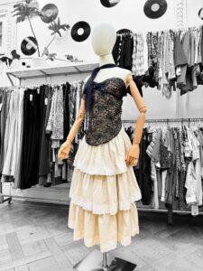 Polera strapless negra de encaje y lentejuelas