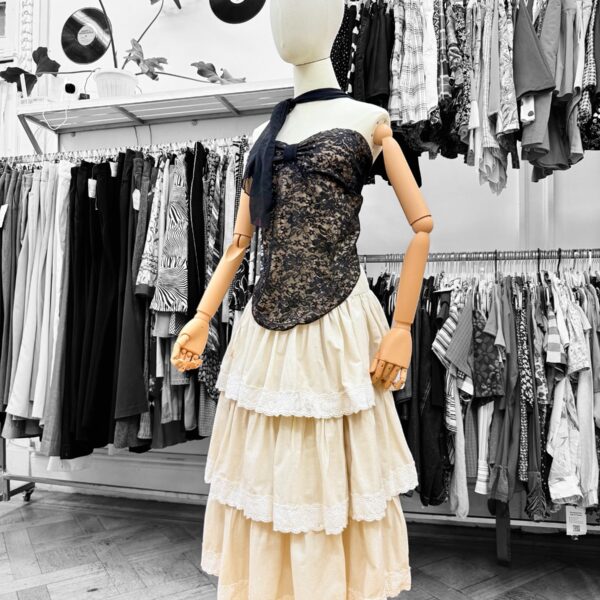 Polera strapless negra de encaje y lentejuelas