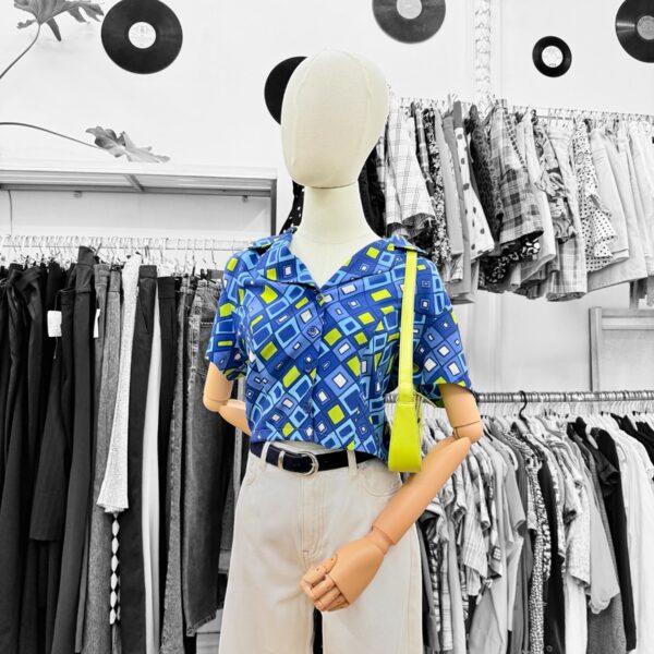  Blusa upcycling geométrica azul y verde