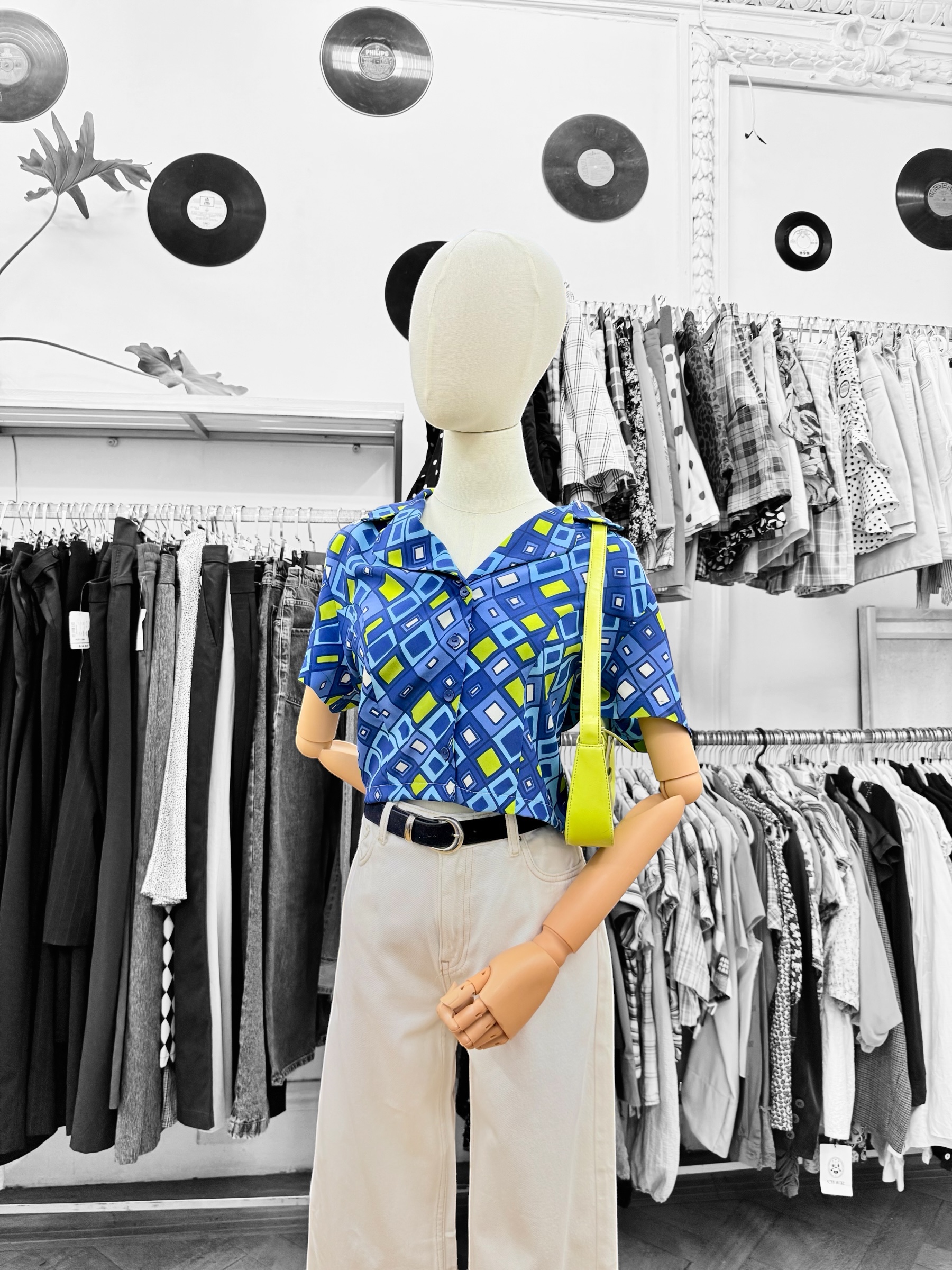 Blusa upcycling geométrica azul y verde