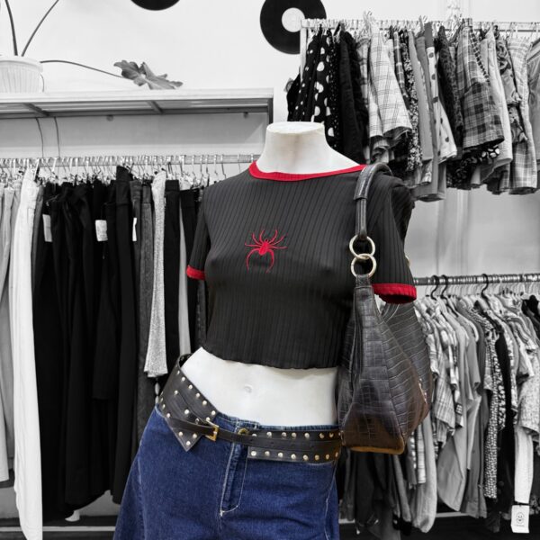 Polera negra crop araña roja