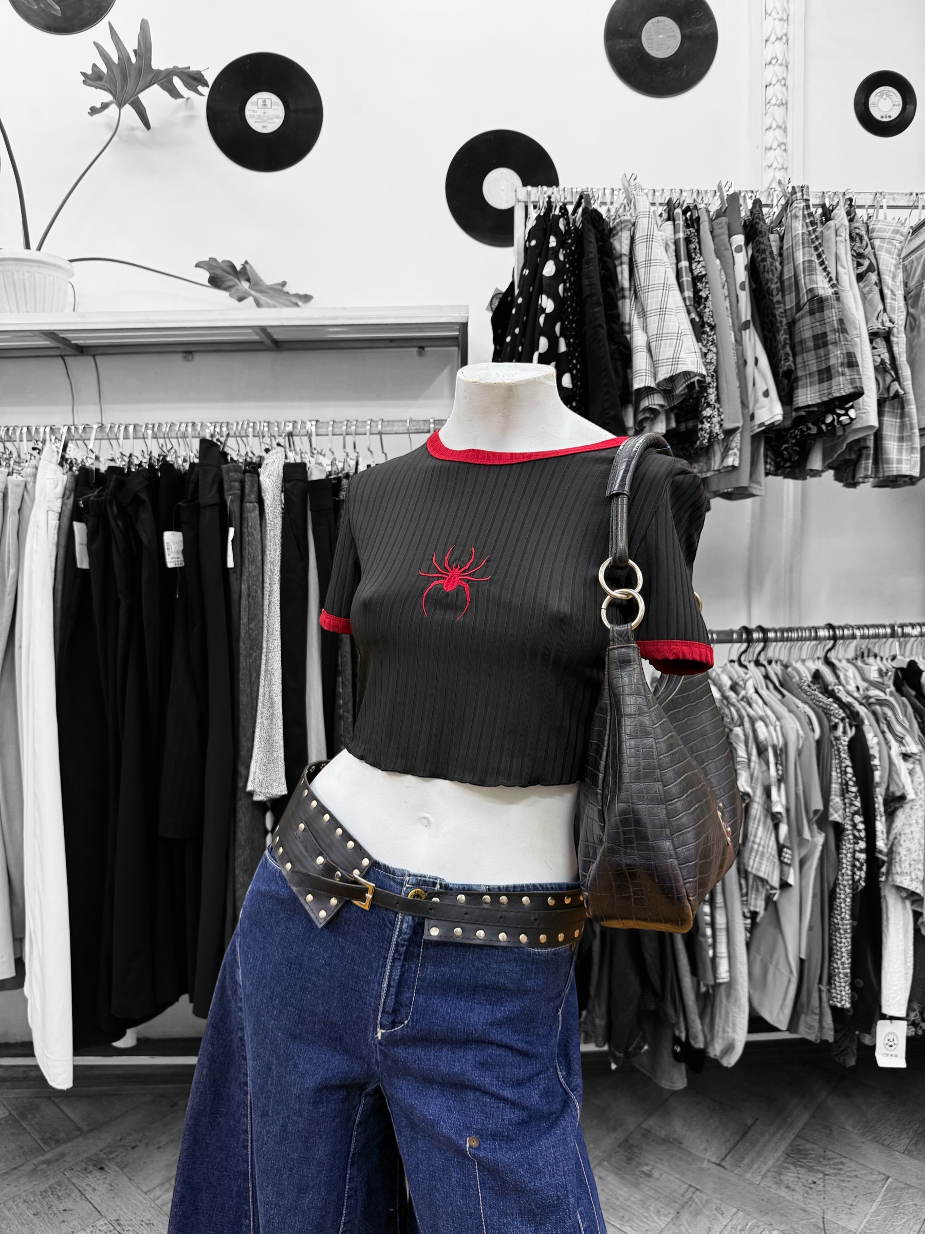 Polera negra crop araña roja