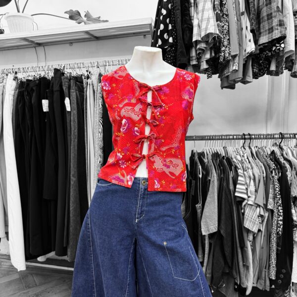 Blusa upcycling roja oriental con lazos