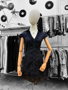 Vestido negro con detalles de encaje