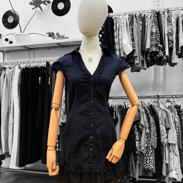 Vestido negro con detalles de encaje